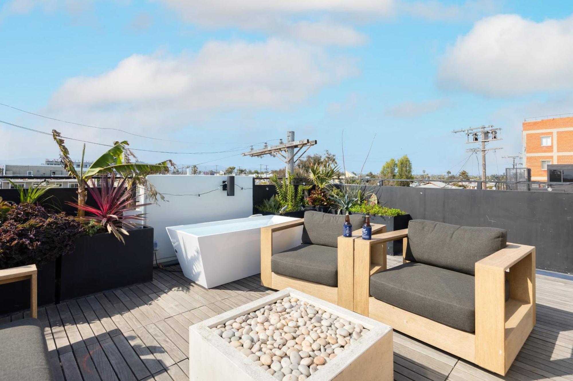 Venice View By Avantstay Walk To Venice Rooftop Ice Bath Luxe Design Holiday home Los Angeles
